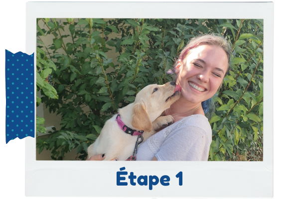 Une jeune fille et un petit chiot en famille d'accueil 