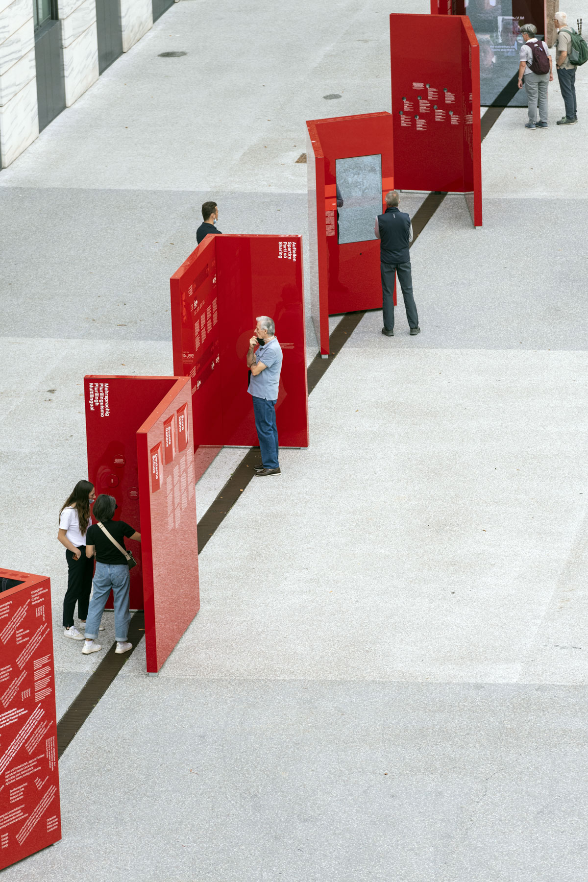 I visitatori della mostra permanente sull'autonomia in piazza Silvius Magnago a Bolzano.