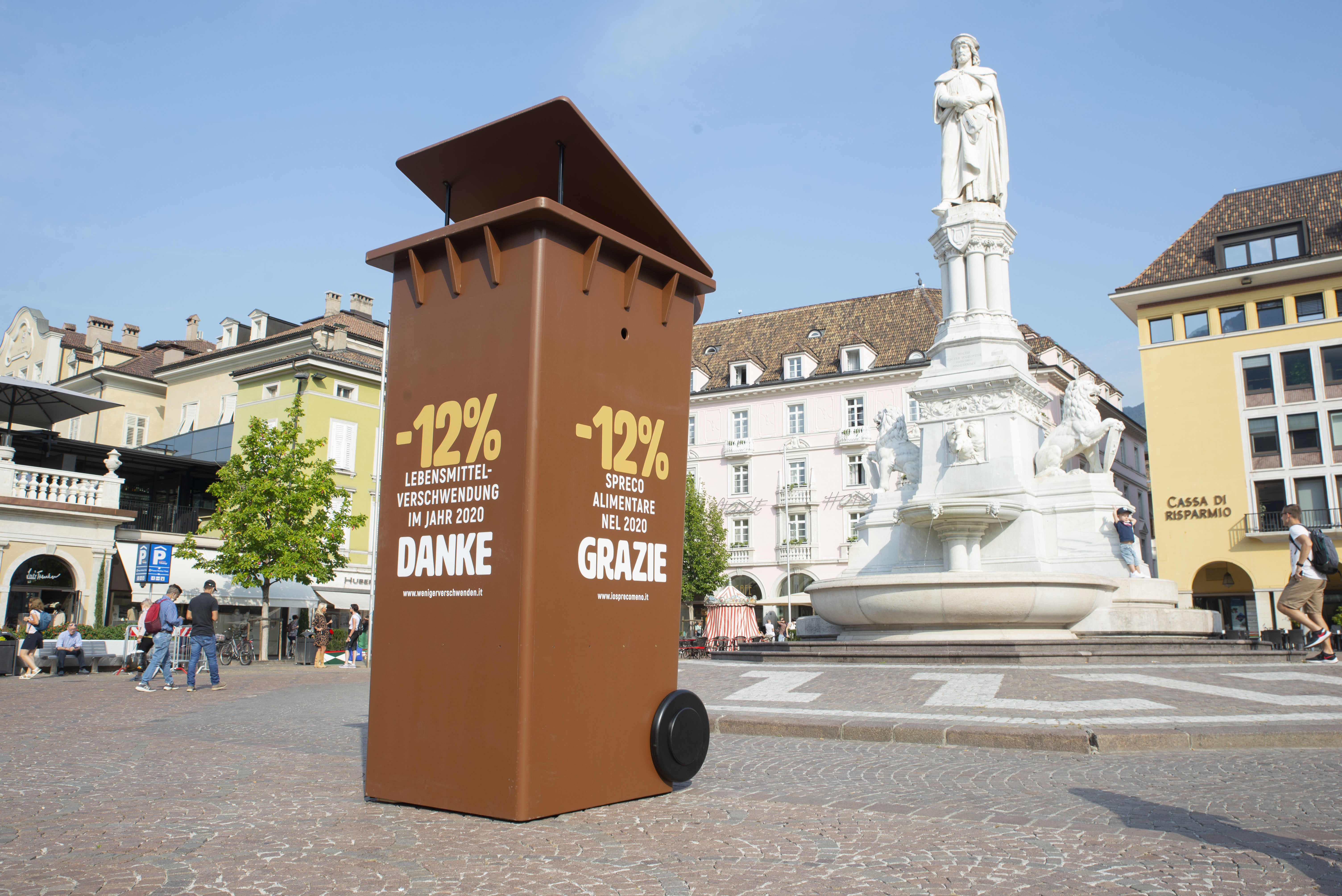 Die Mülltonne als Symbol für die Kampagne gegen Lebensmittelverschwendung in Bozen