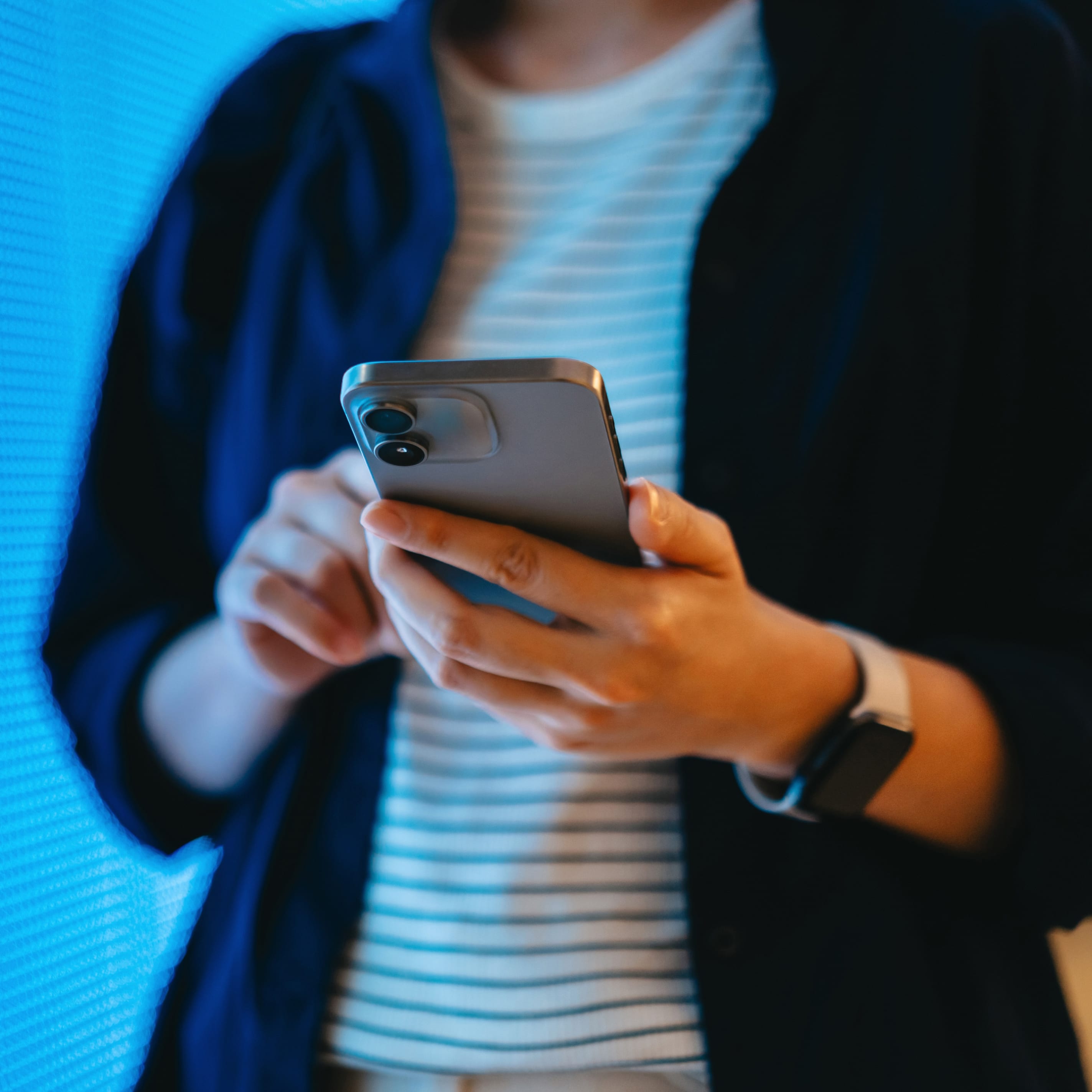 Femme scrollant ses documents numérisés sur sa tablette