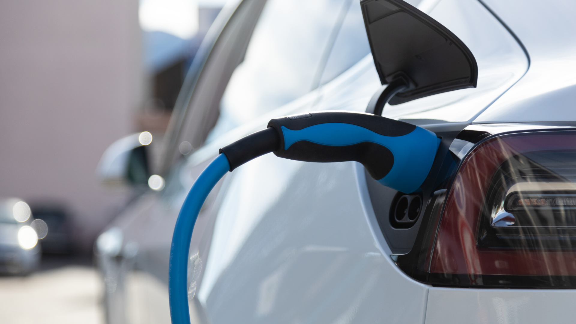 Voiture électrique en charge
